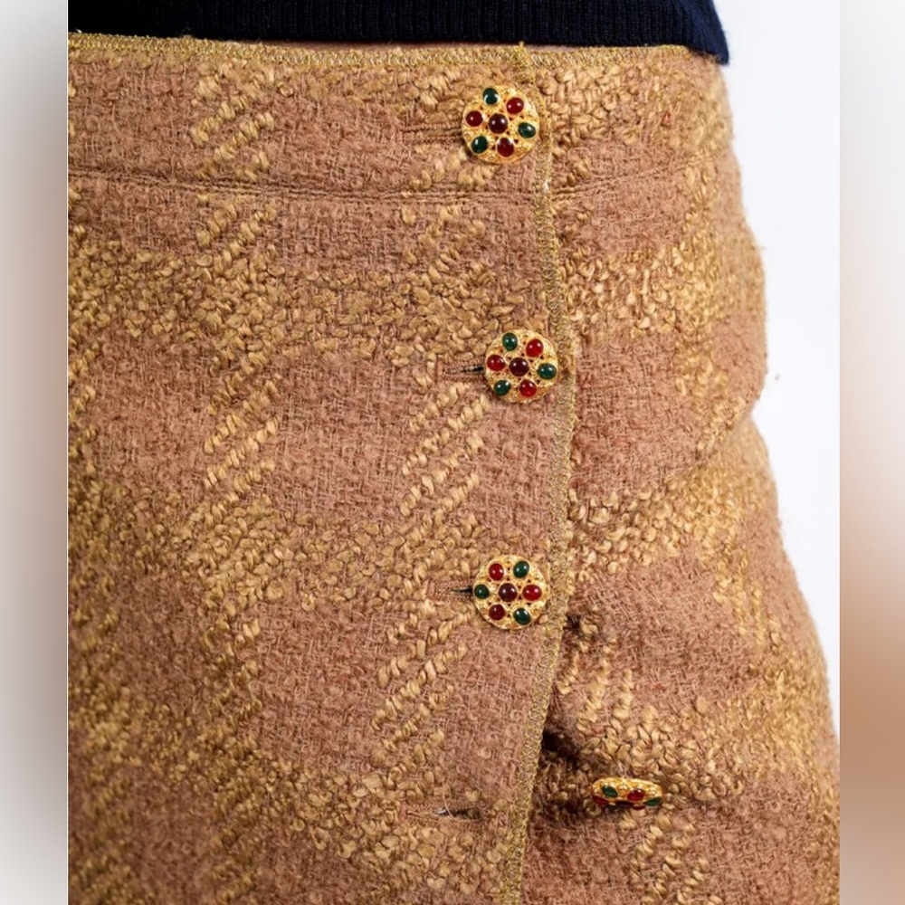 CHANEL Vintage iconic Gold and Brown Tweed skirt (only) gripoix bejeweled button - Picture 3 of 14